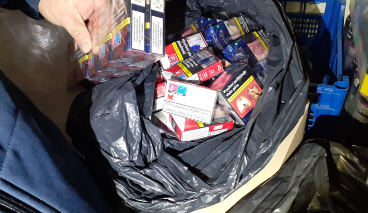 FOTO: Celníci z Vysočiny zajistili skoro 25 tisíc cigaret bez platné tabákové nálepky. Nejvíc ze všech úřadů
