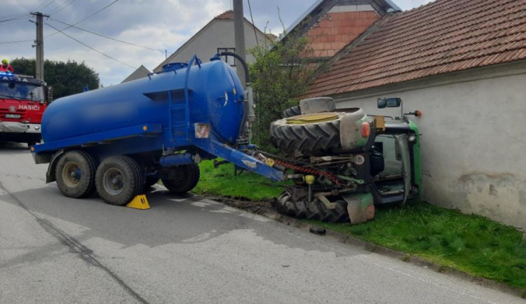 Jel rychle a boural. Dvacetiletý traktorista se převrátil na bok, narazil do domu a skončil v nemocnici