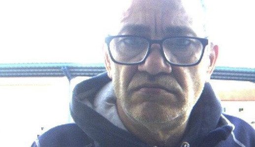 Seniorka v Jihlavě přišla o platební kartu, zloděj z ní opakovaně vybral peníze. Neznáte muže na fotkách?