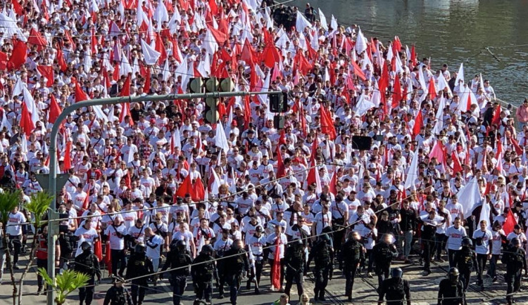 VIDEO: Tisíce fanoušků Slavie prošly Prahou na dnešní derby se Spartou
