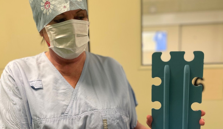 V jihlavské nemocnici si sami tisknou pomůcky na operační sál či do ambulancí. Ušetří tak tisíce korun