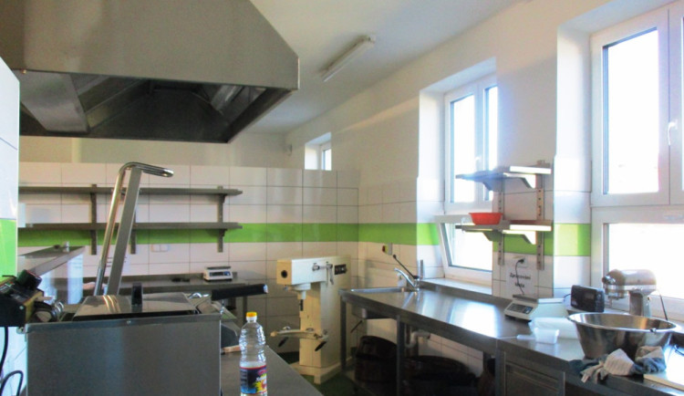 FOTO: Krajští hygienici kontrolovali školní jídelny, padaly pokuty. Zjistili prošlé potraviny i přesolená jídla