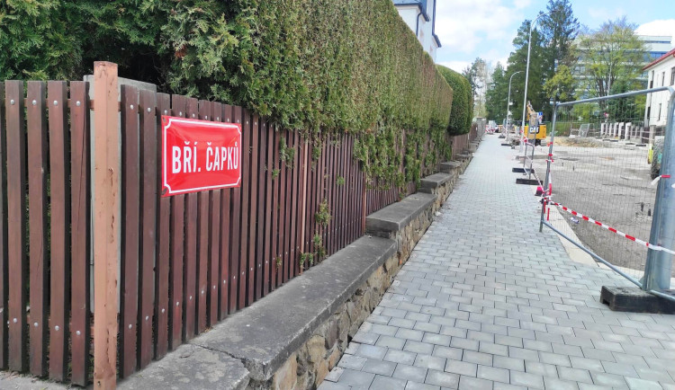 Na uliční tabulce v jihlavské ulici Bří Čapků je řadu let chyba. Co nejdříve ji nahradíme, slibuje radnice