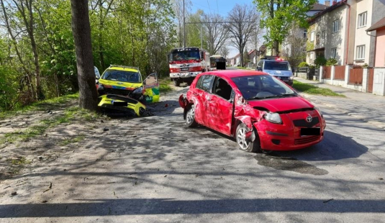 Nehoda v Sokolovské. Auto se srazilo s vozidlem zdravotníků, všichni zranění skončili v nemocnici
