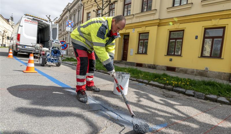 Nástřik parkovacích pruhů v Jihlavě zdrželo deštivé počasí. Strážníci jsou k řidičům zatím tolerantní