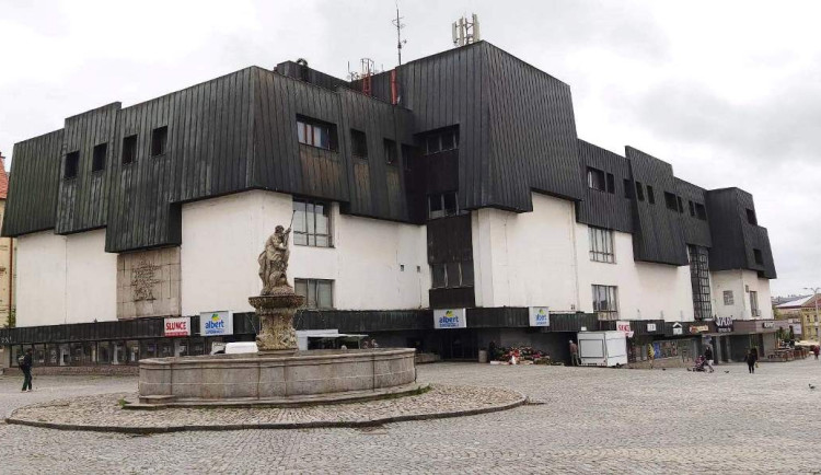 ANKETA: Kontroverzní Prior okupuje jihlavské náměstí už 40 let. Zbourat ho chtěl třeba i herec Bartoška