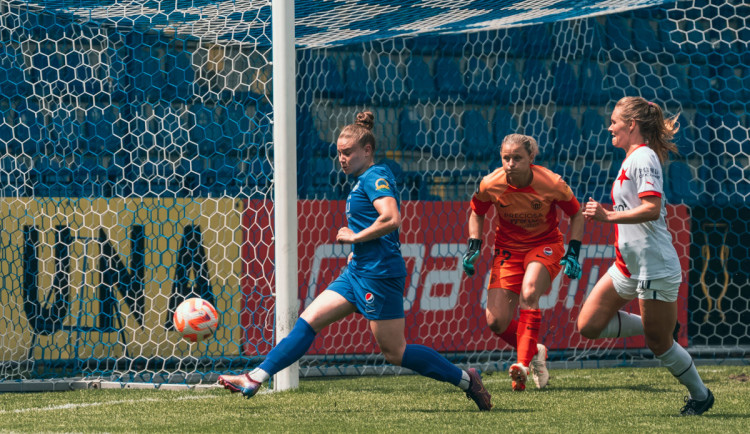 Ženy Slovanu inkasovaly, když brankářka přestala hrát a šla na pomoc zraněné soupeřce. Rozhodčí branku uznala