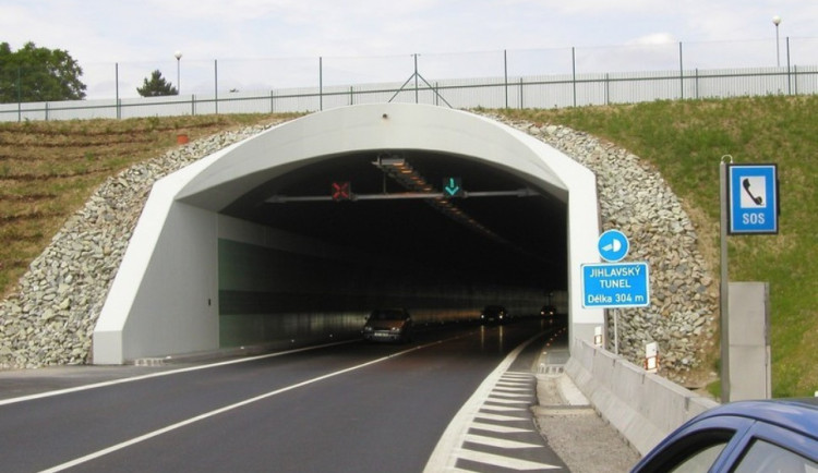 Řidiči, pozor. V Jihlavě se na dva dny úplně uzavře tunel, auta musí jet po objížďce