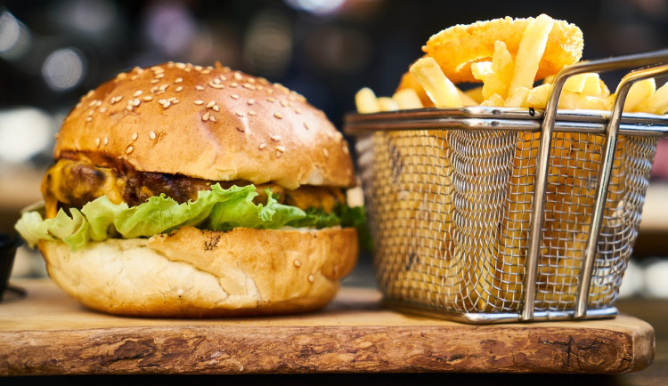 Hygienici v kraji zkoumali, kolik soli obsahují jídla v restauracích a fastfoodech. Výsledky nejsou příznivé