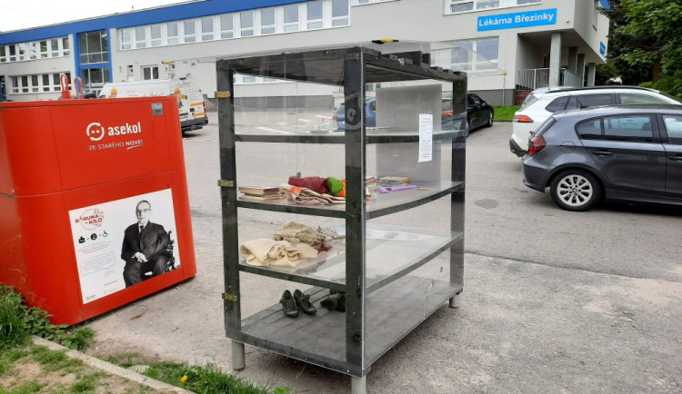 FOTO: Lidé v Jihlavě odkládají nepotřebné věci do re-use skříně. Tu opakovaně poškodili vandalové