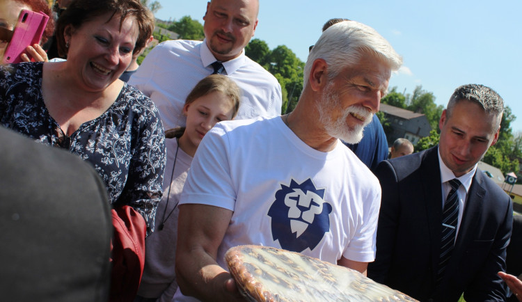 VIDEO: Prezident Pavel strávil odpoledne v Jihlavě aktivně, běžel štafetu a vyzkoušel i skateboard