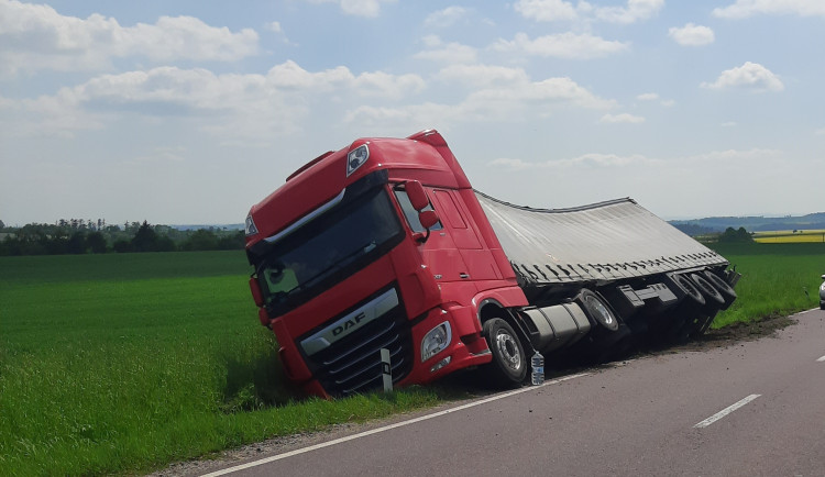 Řidič v náklaďáku vjel na nezpevněnou krajnici a skončil v příkopu. Škoda se dostala na více než 100 tisíc korun