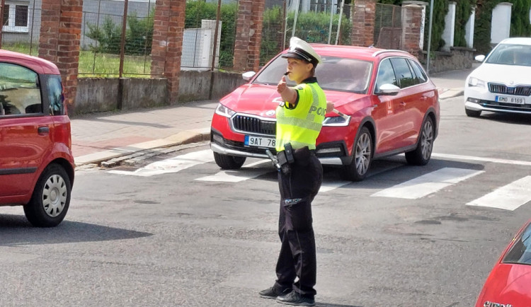 Regulovčík 2023: Policisté předvedli teoretické znalosti i praxi v terénu. Dva nejlepší jdou na republikové kolo