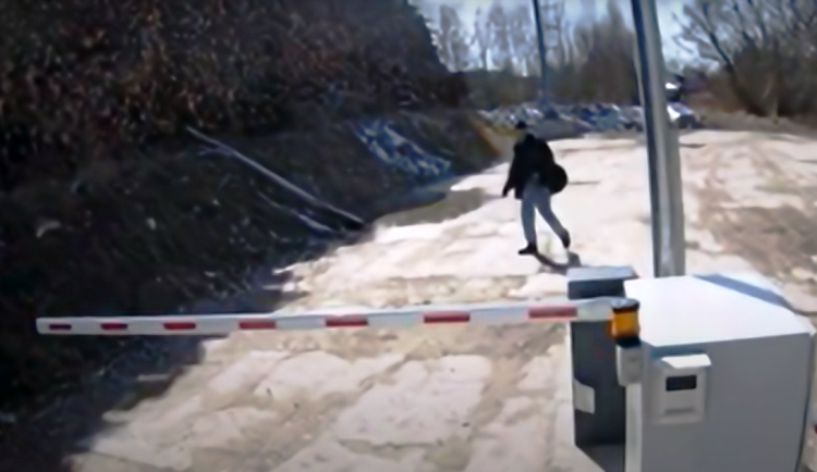VIDEO: V Jihlavě někdo poškodil dvě závory. Neznáte muže na záznamu?