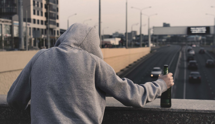 Muž popil alkohol a chtěl skočit z balkonu. Policejní hlídce nadýchal skoro dvě promile