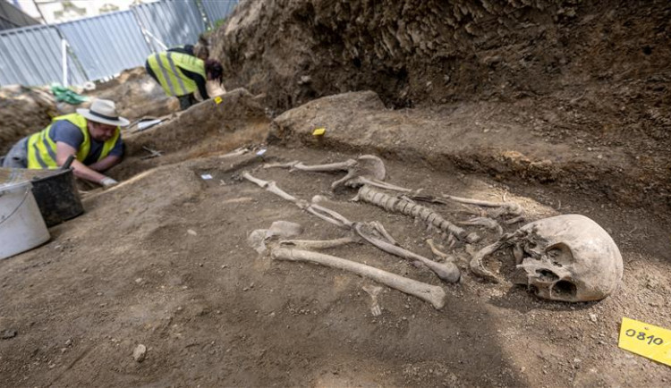 Před demolicí stadionu archeologický průzkum. Bývalý hřbitov ve Smetanových sadech odhalil první kostry