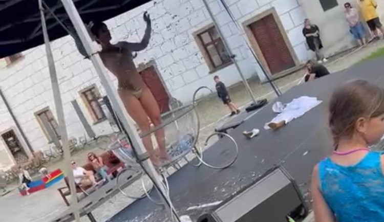 Pořadatelé se omlouvají za vystoupení burlesky na slavnostech vína. Přijímáme plnou odpovědnost, je to ponaučení, říkají