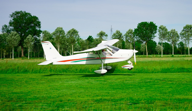 Šedesátiletý pilot zemřel v hořícím letadle, přesná příčina sobotního pádu ultralightu je ale prozatím nejasná