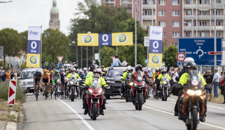 FOTOGALERIE: Plná náměstí v Uničově i Prostějově fandila cyklistice. První etapu ovládl Froomův parťák