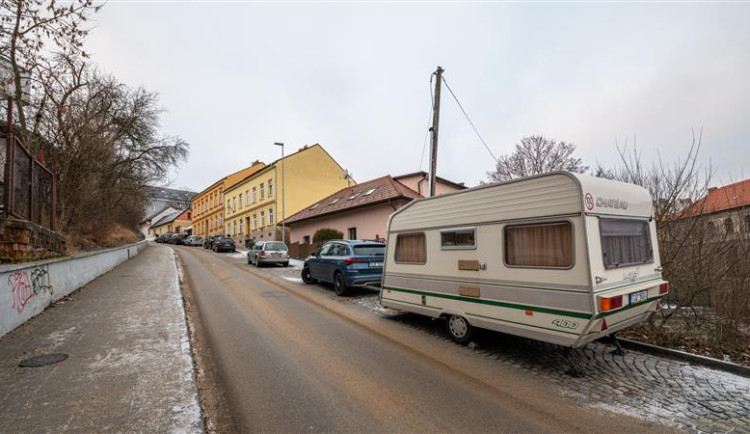 PŘEHLED: Od září se v Jihlavě opět změní pravidla v parkování. Kterých oblastí se budou týkat?