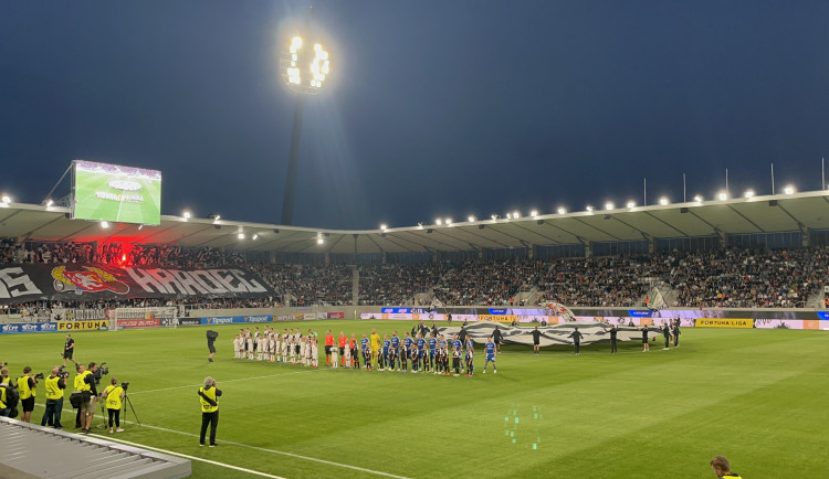 V Hradci Králové se otevřel nový fotbalový stadion. Fotbalovou část si prohlédla veřejnost