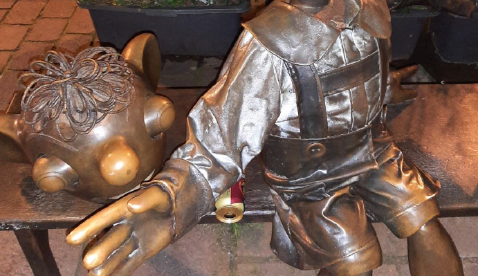 Vedení HC Škoda Plzeň ostře odsoudilo jednání několika mladíků z juniorského týmu, kteří urazili hlavu soše Hurvínka