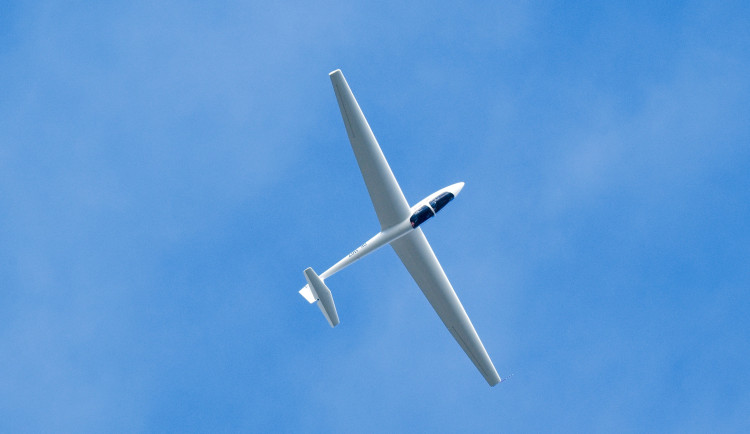 Nebe nad Letkovem ovládli letečtí akrobaté a připomněli, že Plzeň a její okolí patří ke kolébkám létání v Česku