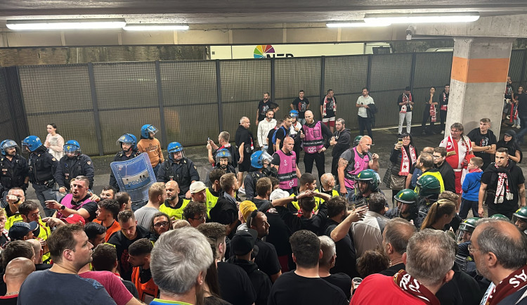 Italští těžkooděnci drželi fanoušky Slavie na stadionu hodiny po utkání. Klub podává protest