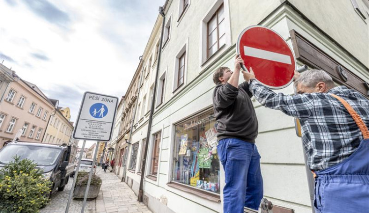 Nové jednosměrky, zprůjezdnění náměstí od muzea k lékárně. Podívejte se na nová pravidla v pěší zóně