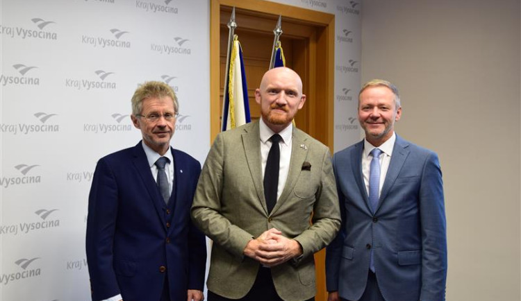 Do Jihlavy zavítal britský velvyslanec Matt Field. Setkal se hejtmanem a předsedou Senátu, pak navštívil gymnázium