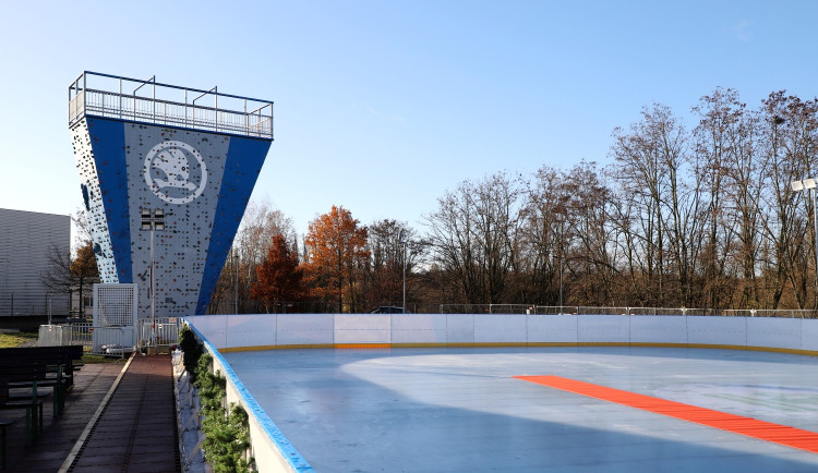 Plzeňané si mohou zabruslit na prvním veřejném venkovním kluzišti ve městě