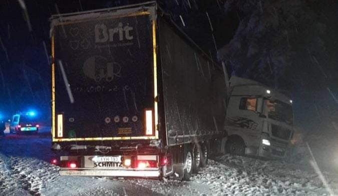 Problémy se sjízdností jsou stále po celém kraji, komplikace na dálnici na kilometru 90,5 směrem na Prahu
