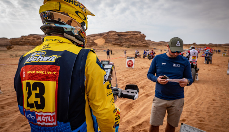 Budějčák Michek je na Dakaru desátý. Viděl jsem několik kluků, jak leží podél trati, řekl v cíli první etapy