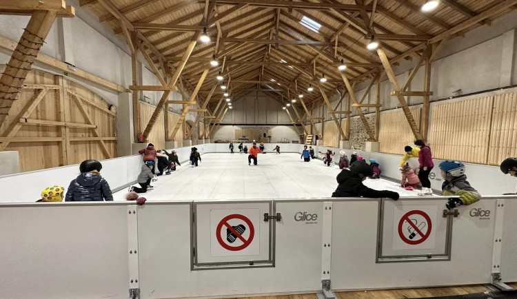 Unikátní kluziště v historické stodole je obrovský hit, děti mají upravené rozvrhy, aby se mohly učit bruslit
