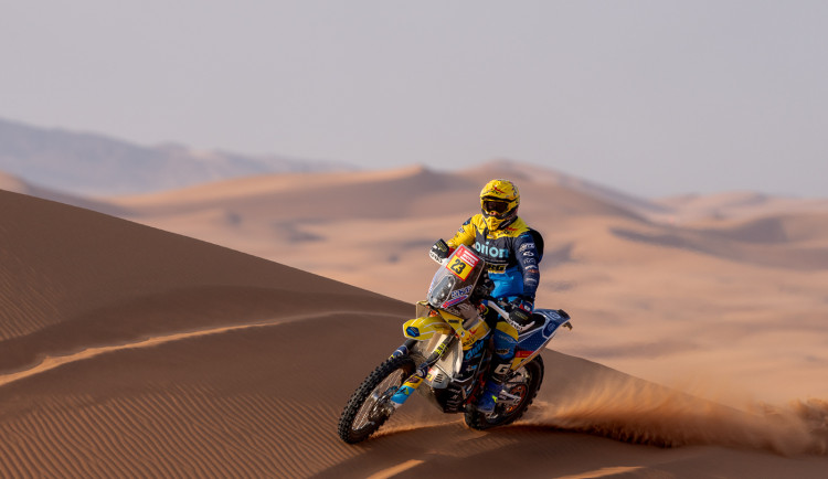 VIDEO: Michek je na Dakaru dál desátý mezi motocyklisty
