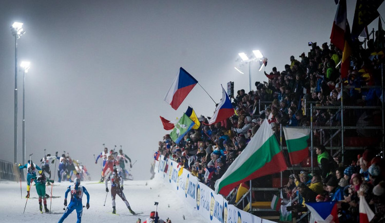 Víkendové závody v biatlonu jsou vyprodané. Policisté radí využívat autobusy, zejména ze Žďáru