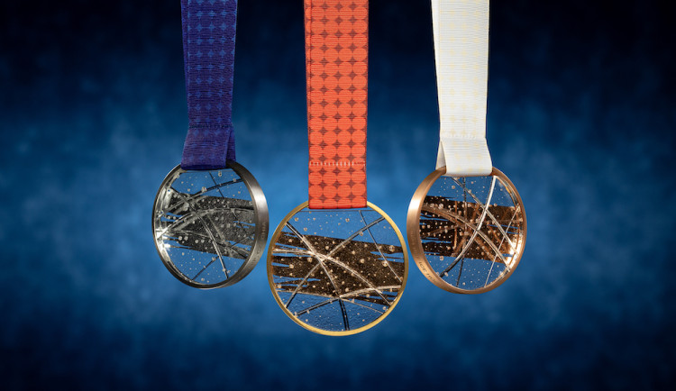 Medaile pro hokejové mistrovství světa vznikly v Novém Boru. Jsou z křišťálového skla