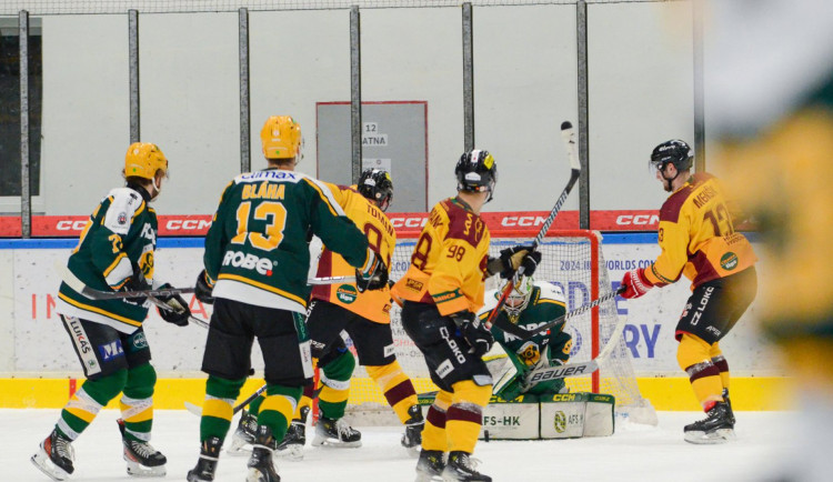 Dukle před vyprodaným stadionem opět chybělo trochu štěstí, Vsetínu po vyrovnané bitvě podlehla