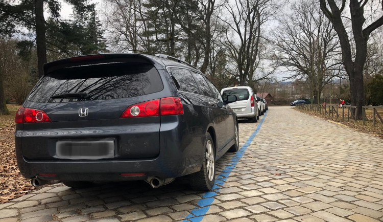 Radši si odřít porsche, než studovat pravidla parkování? Modré zóny v Jihlavě přináší kuriózní situace
