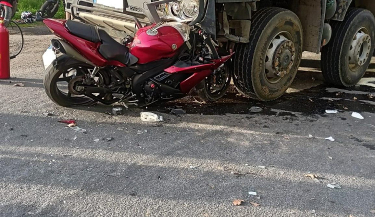 Další vážně zraněný motocyklista. Do nemocnice ho transportoval vrtulník