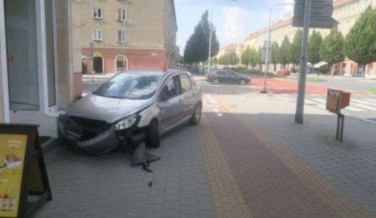 Řidič ujížděl policistům. Při zběsilé jízdě srazil chlapce čekajícího u přechodu