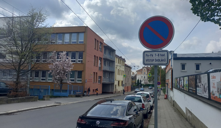 Pět minut pro mamataxi musí stačit. U škol v Jihlavě v Seifertově ulici bude parkoviště K+R