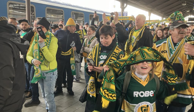 VIDEO: Fanoušci hokejového Vsetína dorazili vlakem do Brna, vyprodali téměř osmitisícové Rondo