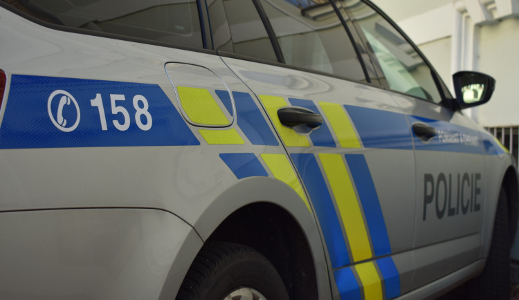 Policie hledá zloděje, který vykradl Avii. Zmizel z ní stan, vařič, dárky pro děti a výbava pro hasiče
