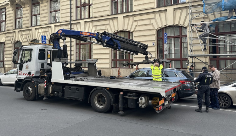 Přes dvě stě přestupků za dvě a půl hodiny. Plán Prahy 10 a Slavie řešit parkování u Edenu nevyšel