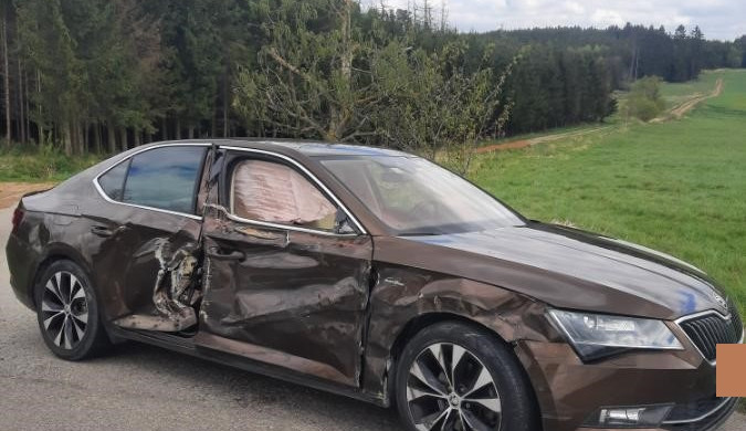 FOTO: Incident u Dlouhé Brtnice. Při odbočování se tam srazil traktor s osobním autem