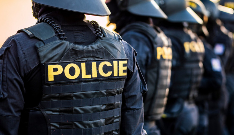 Kritika postupu policie před zápasem v Liberci. Fanoušky Hradce si natáčela s občankou u obličeje