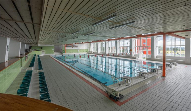 Město nechá opravit vany na bazénu Evžena Rošického. Je to málo, upravme prostory i pro handicapované, žádá opoziční zastupitel Kuchyňa