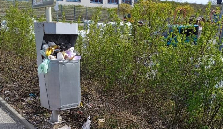 Jihlavané na sítích píšou o přeplněných koších. Největší nepořádek je hlavně na zastávce u Billy, tvrdí jeden z nich