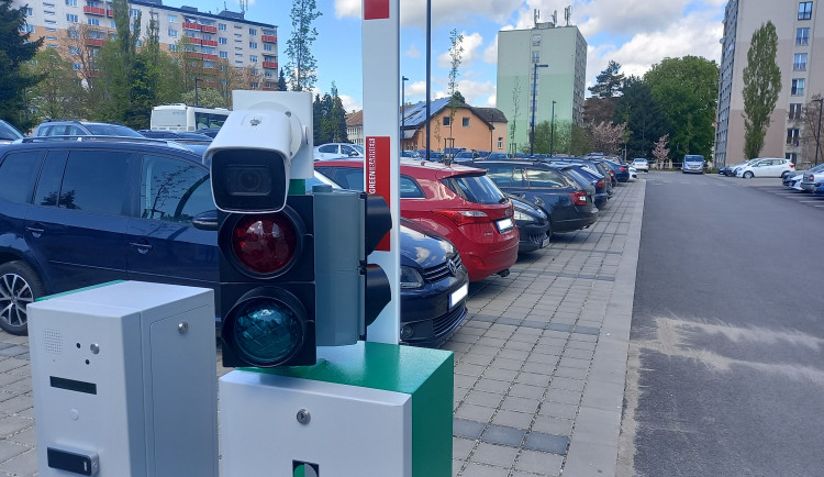 Hejtmanství se připravuje na modré zóny. Na parkovišti u budovy E instaluje závoru